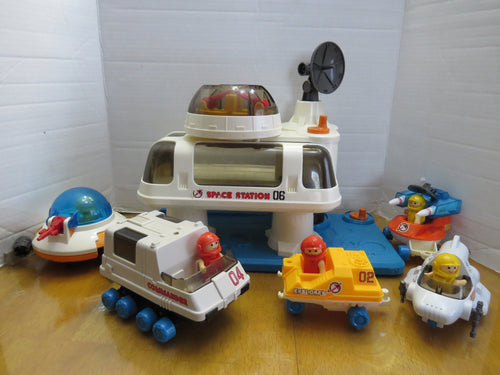 1984 Vintage LIL' PLAYMATES Space Station Playset with Figures and Vehicles LOT