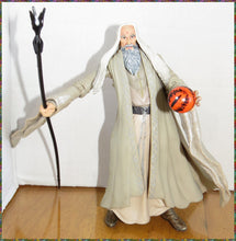 2004 LORD OF THE RING - LOTR - SARUMAN w accessories