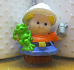 2001 Fisher-Price Little People - blond boy w hat & frog