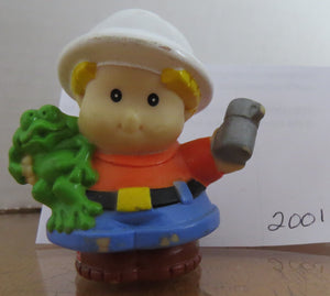 2001 Fisher Price Little People - WORKER / TRAVAILLEUR / WHITE HAT & frog